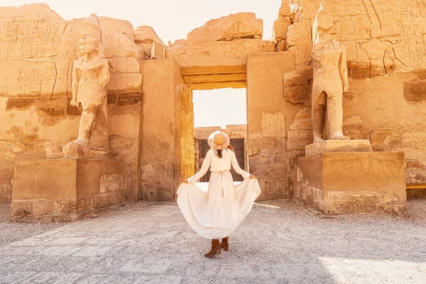 Happy Woman Traveler Explores Ruins Ancient Karnak Town Heritage City — 스톡 사진