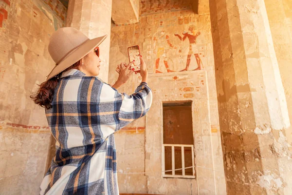 Travel Blogger Girl Takes Pictures Smartphone Famous Hatshepsut Temple Ancient — 스톡 사진