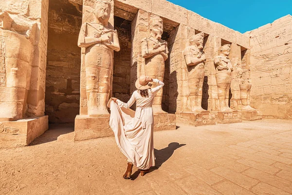 Happy Tourist Girl Dress Interested Egyptology Archaeology Gets Travel Experience — 스톡 사진