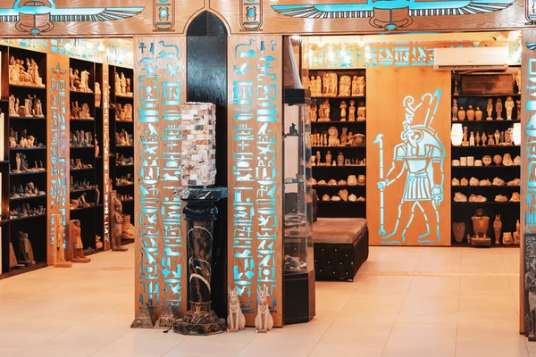 January 2022 Luxor Egypt Souvenir Shop Shelves Various Goods Tourists — Zdjęcie stockowe