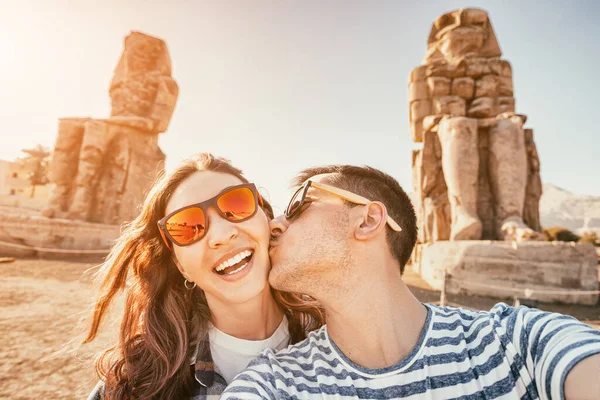 Happy Traveler Couple Love Takes Selfie Photo Famous Colossi Memnon — Stockfoto