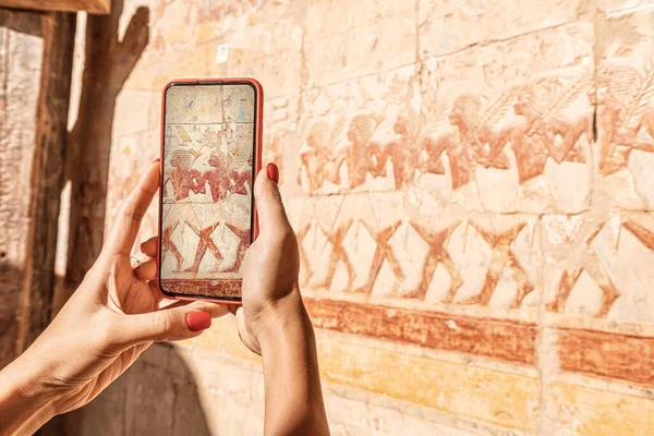Travel Blogger Girl Takes Pictures Smartphone Famous Hatshepsut Temple Frescoes — Stockfoto