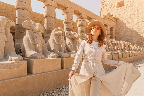 Happy Tourist Girl Interested Egyptology Archaeology Gets Travel Experience Karnak — Foto de Stock