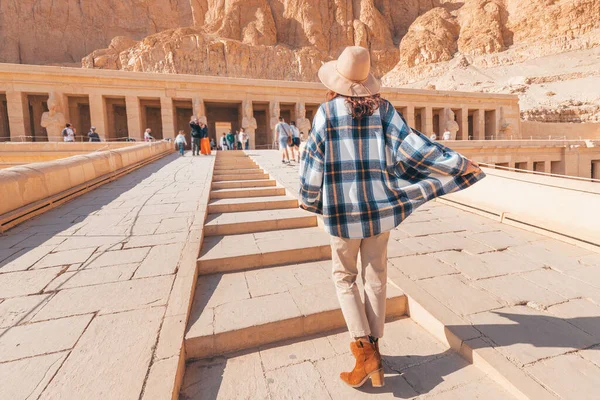 Happy Woman Traveler Explores Ruins Ancient Egyptian Hatshepsut Temple Heritage — Stok fotoğraf