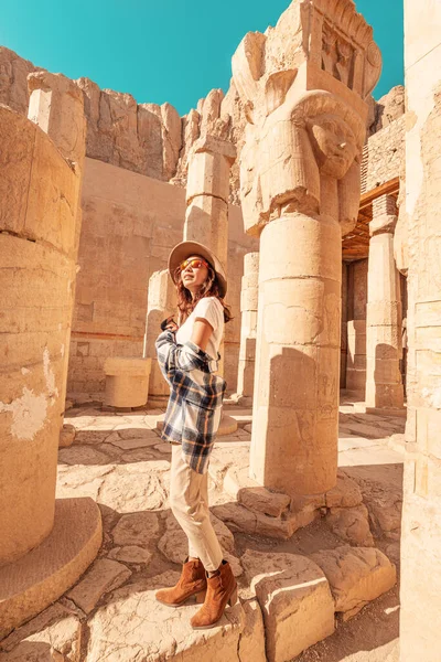 Happy Woman Traveler Explores Ruins Ancient Egyptian Hatshepsut Temple Heritage — 스톡 사진