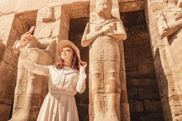 Travel Blogger Woman Takes Selfie Photos Pharaoh Statues Ruins Famous — 스톡 사진