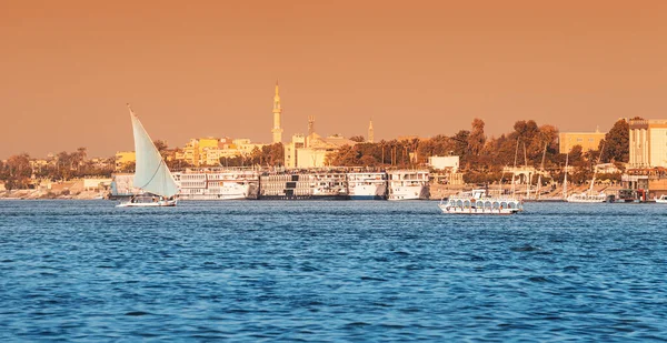 Traditional Egyptian Ferry Motorboat Carry Passengers One Bank Nile Other — Stockfoto