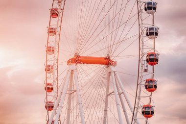 Lunaparktaki dönme dolap gökyüzü arka planına karşı. Eğlence ve adil konsept. Kulübelerin ve gondolların yakın görüntüsü