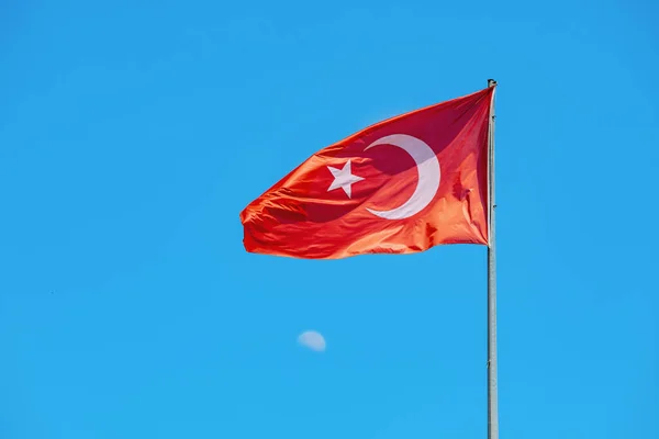 Государственный Турецкий Флаг Голубом Фоне Неба Лунным Полумесяцем Концепция Патриотизма — стоковое фото