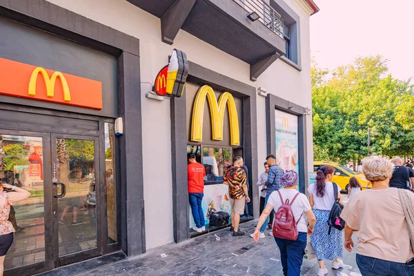 July 2022 Antalya Turkey Entrance Mcdonalds Fastfood Restaurant City Street - Stock-foto