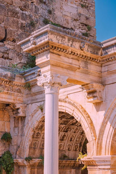 Κοντινές Λεπτομέρειες Διάσημης Πύλης Της Αψίδας Του Αδριανού Στην Αττάλεια — Φωτογραφία Αρχείου