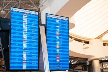 20 Temmuz 2022, Antalya, Türkiye: Havaalanında uçuş bilgileri içeren takvimler