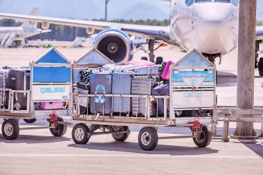 20 Temmuz 2022, Antalya, Türkiye: Yolcu bagajları uçağa yüklenmek için bekliyor. Hasar ya da turist kaybı konsepti