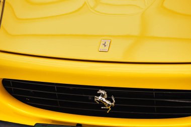 21 Temmuz 2022, Düsseldorf, Almanya: Lüks bir spor araba ve süper araba üzerinde ünlü ve efsanevi Ferrari şirketinin logosu ve rozeti