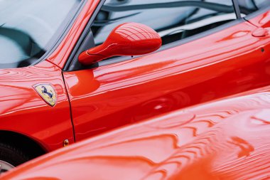 21 Temmuz 2022, Düsseldorf, Almanya: Lüks bir spor araba ve süper araba üzerinde ünlü ve efsanevi Ferrari şirketinin logosu ve rozeti