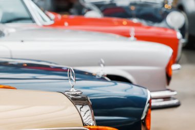 21 Temmuz 2022, Düsseldorf, Almanya: Müzede veya otomobil fuarında lüks bir retro arabanın önünde Mercedes-Benz logosu