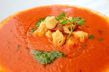 Geleneksel bir İspanyol ve İtalyan mutfağı tabakta kızarmış ekmek ve pesto soslu domates çorbasıdır..