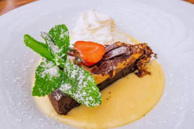 Çilekli kek, nane ve krem şantili hızlı karbonhidratlarla beslenen ve diyabete ve diğer sindirim bozukluklarına yol açan sağlıksız bir diyet konsepti..