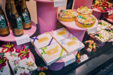 21 Temmuz 2022, Düsseldorf, Almanya: Ünlü ve popüler Heinemann şekerlemelerinin çeşitli şeker ve şekerlerle sergilendiği bir sergi