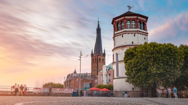 Düsseldorf şehrinin ya da Altstadt 'ın günbatımını uzun süre izleyebilirsiniz. Almanya 'da gezmek ve gezmek. Popüler şehir, Rheinland ve Vestfalya 'nın merkezi