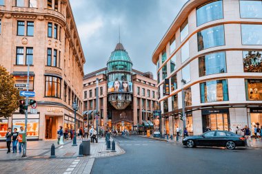 21 Temmuz 2022, Düsseldorf, Almanya: Schadow Arkaden Alışveriş Merkezi Konigsallee yakınlarında. Perakende ticareti için ünlü bir yer. Trafiği ve insanların yürüdüğü işlek bir cadde..