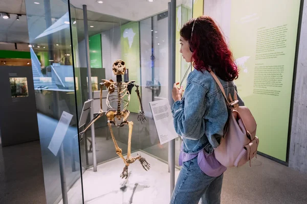 Červenec 2022 Neandrtálské Muzeum Německo Dívka Poslouchá Audio Průvodce Sluchátky — Stock fotografie