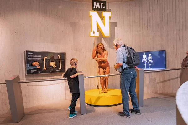 July 2022 Dusseldorf Germany Parents Children Take Tour Neanderthal Museum — Stock Photo, Image