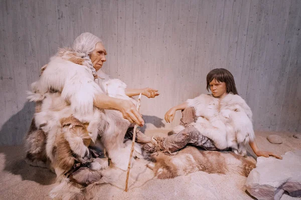 Julho 2022 Museu Neanderthal Alemanha Avó Cria Ensina Criança Uma — Fotografia de Stock
