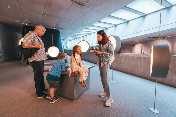 Липня 2022 Року Дуссельдорф Німеччина Батьки Дітьми Здійснюють Екскурсію Музей — стокове фото