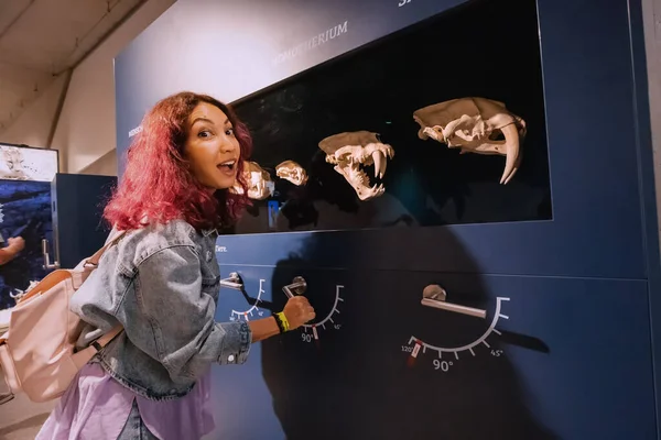 Temmuz 2022 Düsseldorf Almanya Müzedeki Ziyaretçi Kız Korkunç Bir Prehistorik — Stok fotoğraf
