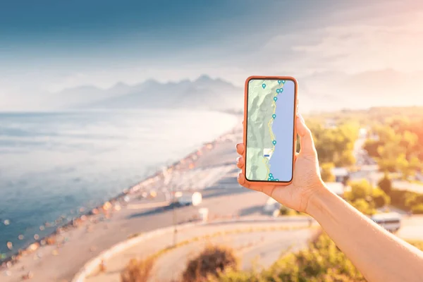 Kéz Képernyőn Okostelefon Működő Térképek Geolocation Ellenőrző Pontokkal Háttér Scenic — Stock Fotó