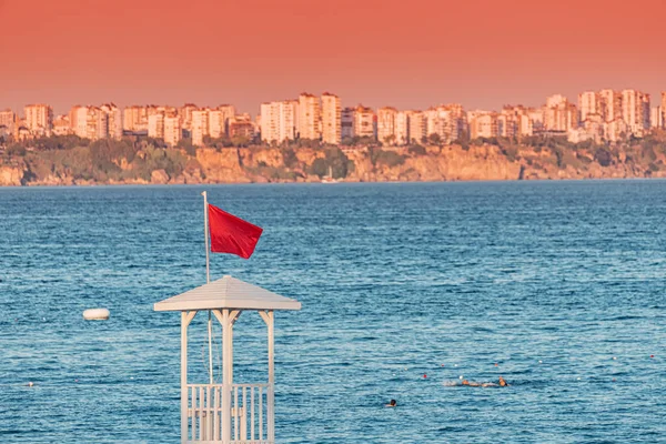 在安塔利亚Konyaalti海滩 营救有红旗的救生塔 危险的游泳和水中安全 — 图库照片