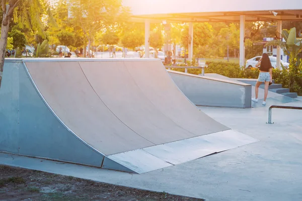 노을에 도시의 스케이트 공원에 Ramps 파이프 Halbpipe Eqipment 트램펄린 Trampolines — 스톡 사진