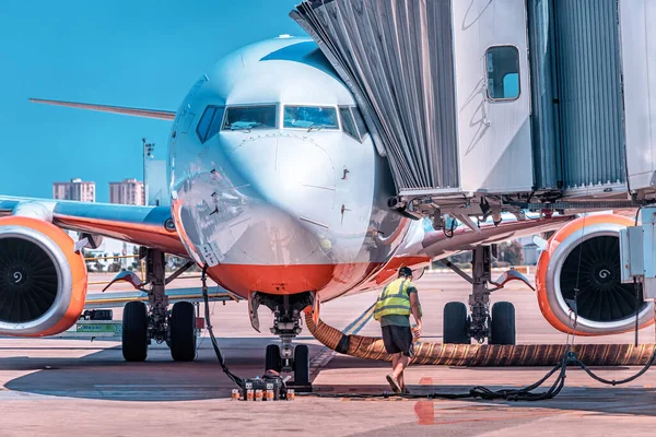 2022 안탈리아 승객이 떠나기 항공기의 기술적 유지를 제공하는 서비스 — 스톡 사진