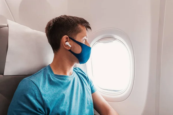 Młody Człowiek Podróżuje Samolotem Nosi Maskę Twarzy Podczas Pandemii Covid — Zdjęcie stockowe