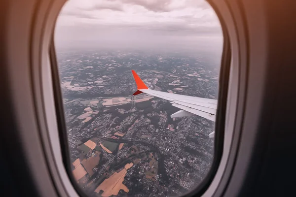 Flygplansvinge Från Fönstret Flygning Semester Eller Affärer Landskap Med Åkrar — Stockfoto