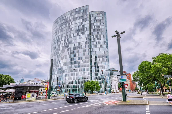 2022年7月21日 德国杜塞尔多夫 杜塞尔多夫一个热闹地区的街道和玻璃摩天大楼 内有商业地产 — 图库照片