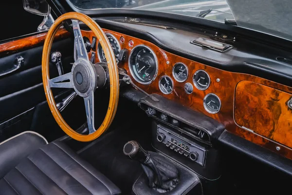 Interno Una Vettura Sportiva Retrò Con Volante Cruscotto — Foto Stock