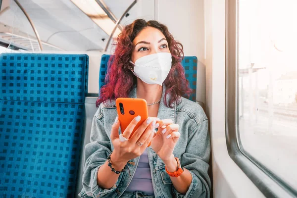 Chica Asiática Lleva Una Máscara Respiratoria Facial Durante Pandemia Coronavirus — Foto de Stock
