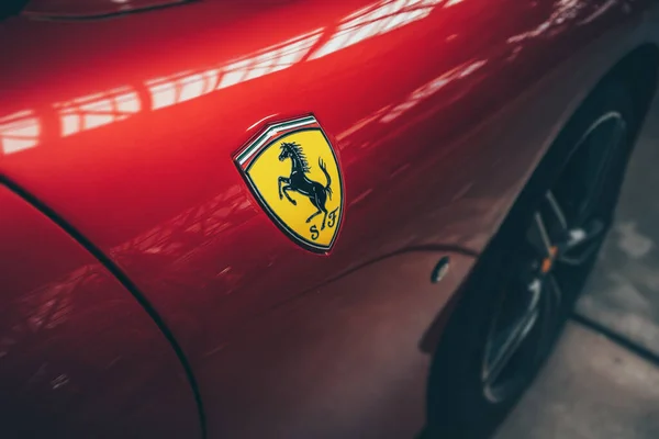 2022 Július Düsseldorf Németország Híres Legendás Ferrari Cég Emblémája Jelvénye — Stock Fotó