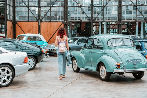 Temmuz 2022 Düsseldorf Almanya Kız Ziyaretçi Sergilere Bakıyor Antika Modern — Stok fotoğraf