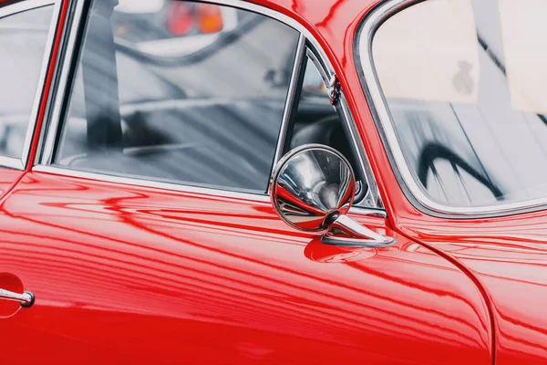 Retro Bir Arabada Dikiz Aynası Sürücüler Için Eski Usul Klasik — Stok fotoğraf