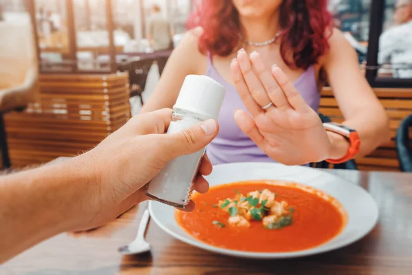 Mujer Niega Añadir Sal Plato Restaurante Con Gesto Una Sobreabundancia —  Fotos de Stock