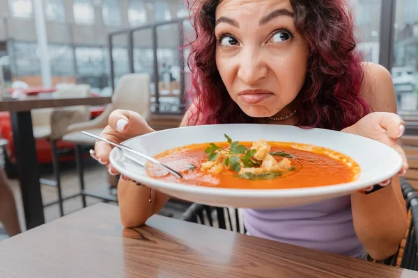 Žena Nespokojená Zákaznice Restaurace Ucítí Odpornou Vůni Misky Polévky Zkaženými — Stock fotografie