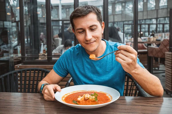 Человек Ест Вкусный Томатный Суп Кафе Ресторане Вегетарианская Кухня Здоровая — стоковое фото