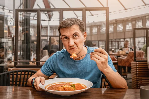 Недовольный Клиент Ресторана Нюхает Отвратительный Запах Тарелки Супа Испорченными Ингредиентами — стоковое фото