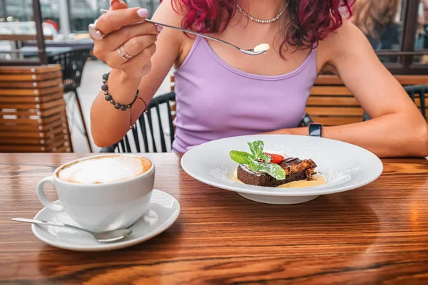 Mädchen Trinken Kaffee Und Essen Kuchen Mit Erdbeeren Minze Und — Stockfoto