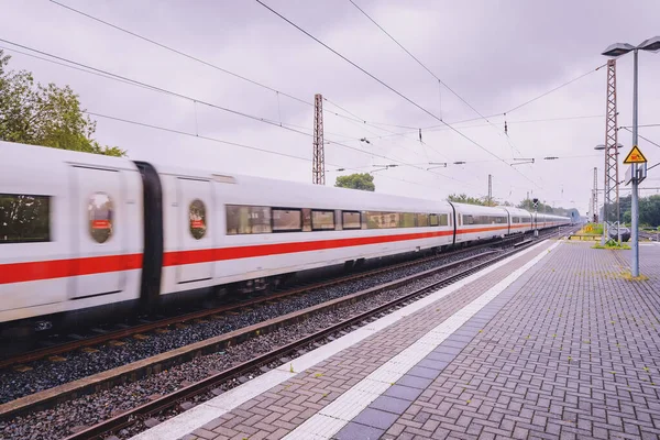 Modern Yüksek Hızlı Şehirlerarası Tren Yolcu Taşır Toplu Taşıma Teknoloji — Stok fotoğraf