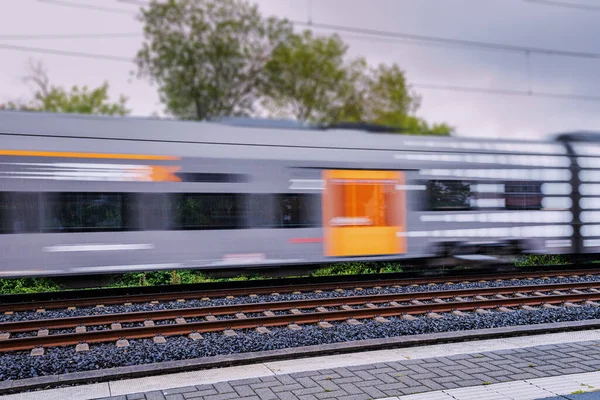 Modern Yüksek Hızlı Şehirlerarası Tren Yolcu Taşır Toplu Taşıma Teknoloji — Stok fotoğraf