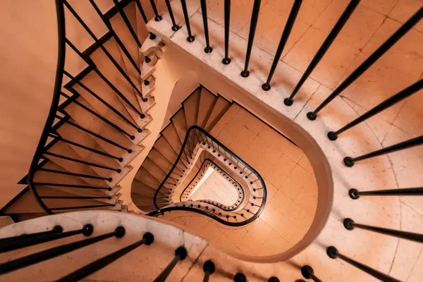 Geometrische Spiraal Patroon Dat Zich Uitstrekt Architectonische Elementen Van Trap — Stockfoto